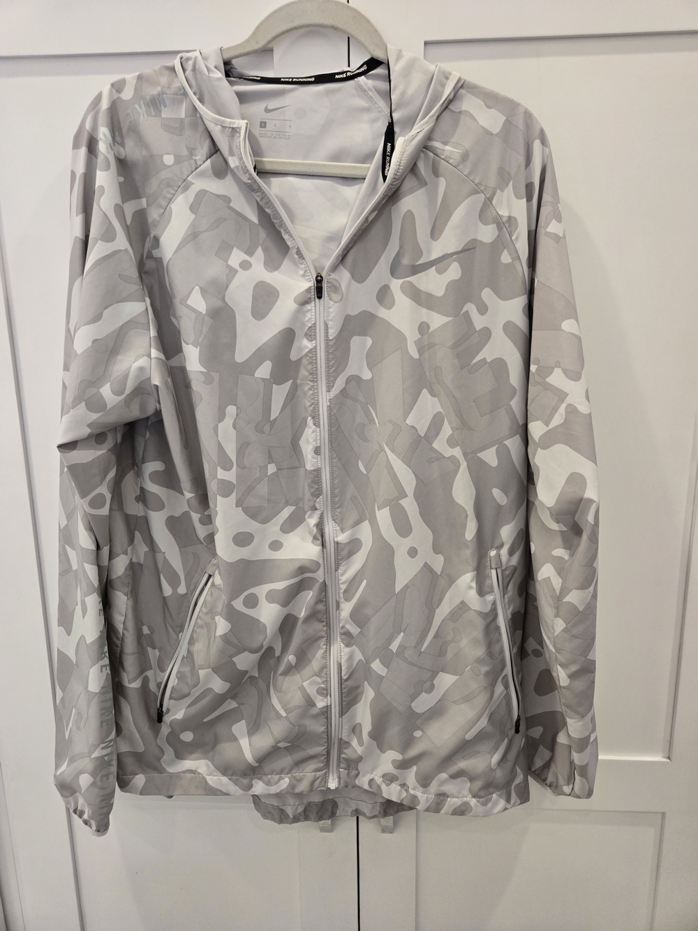 Nike Women’s Gray & White Camo Lightweight Hooded Jacket